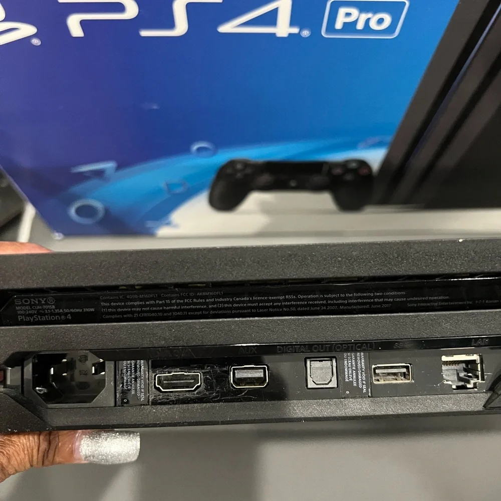 SONY PLAYSTATION 4 W/1TB